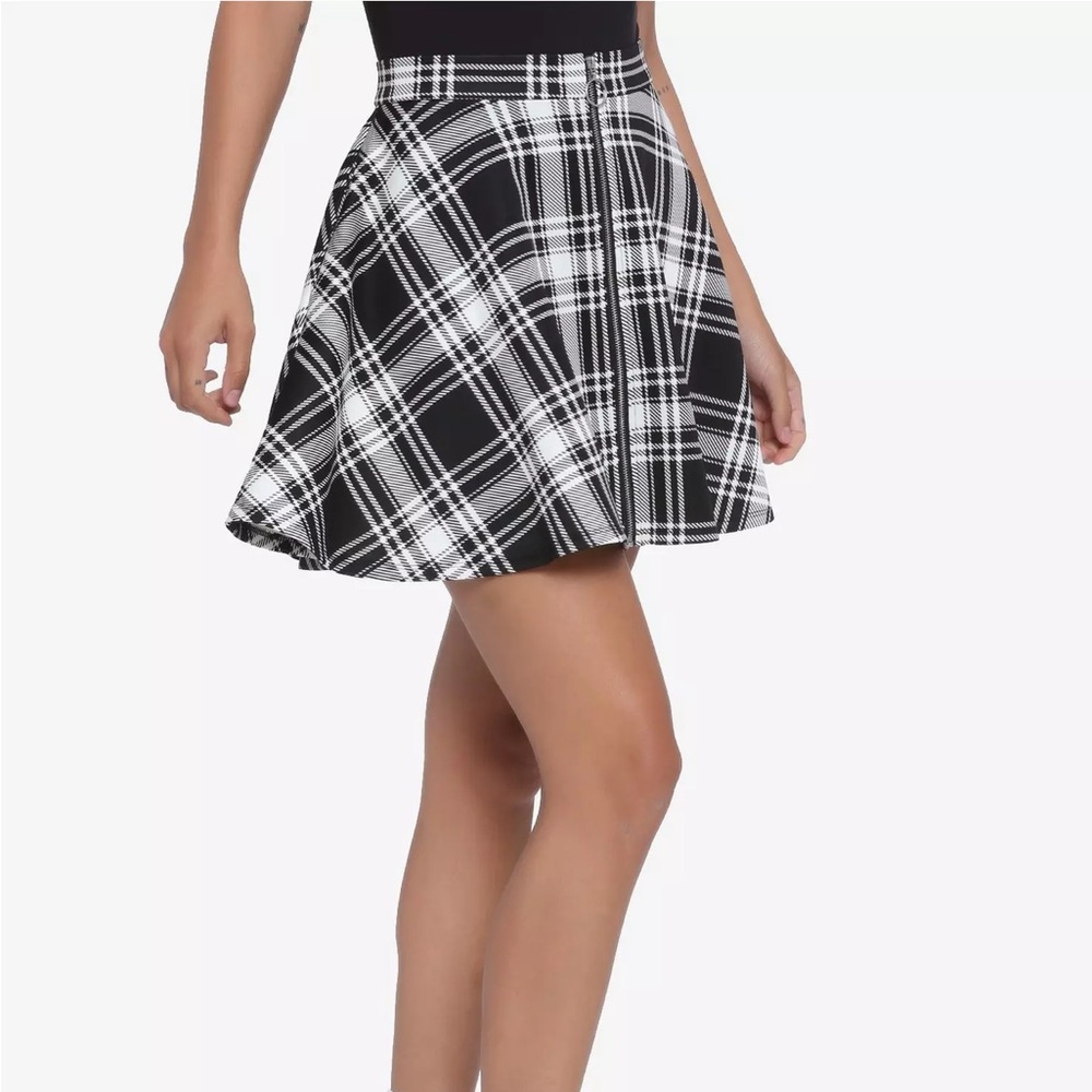 Hot Topic Black and White Plaid O-Ring Skater Skirt